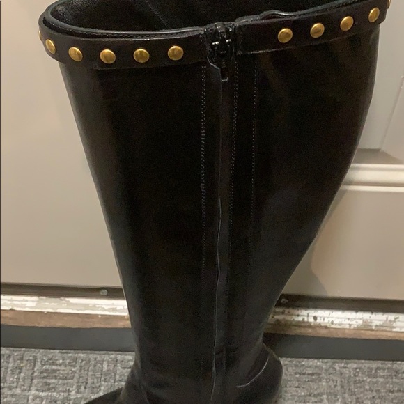 Burberry (Authentic) black leather boot with studs - Picture 4 of 12